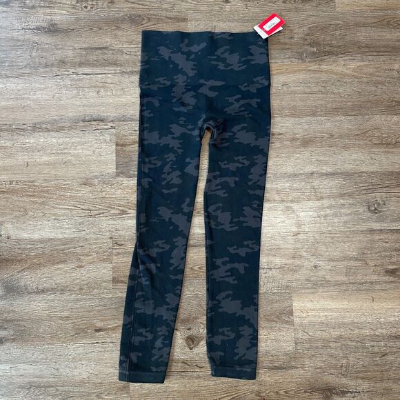 NWT Spanx Look At Me Now Camo Leggings Size Large Black Camo Slimming - Picture 2 of 4